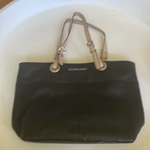 Michael kors väska - Använd men är i mycket fint skick