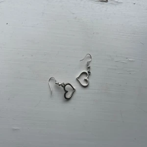 Hjärta örhänge  - Okänt märke Ej äkta silver