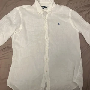 Ralph lauren linneskjorta - Skick 10/10 inga defekter, säljer den för att den är alldeles för stor. Pris kan diskuteras vid en snabb affär