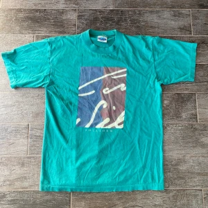 Vintage T-shirt - Vintage T-shirt med tryck, den är i bra skick och riktigt skön. Rejäl i tyget och i storlek Small