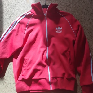 Adidas jacka - Adidas jacka/ munkjackai fint skick stl m/ L Liten i stl