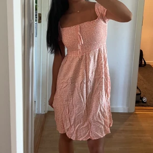 Aprikos blommig klänning  - Mycket fint skick då den endast är använd ett fåtal gånger 💖