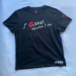 MSI T-shirt L - 6/10 i skick då texten är lite förstörd, men tröjan själv är helt okej. Använd fåtal gånger, jag fick den tillsammans med ett annat köp. 