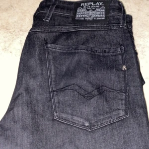 Replay Anbass Jeans - Ett par replay anbass jeans i väldigt bra skick då de i princip är helt nya endast använda ett par gånger.. Storleken på jeansen är 34 men sitter mer som 33 då de är lite små i storlek.  Nypris: 1699 Mitt pris: 499 Priset är inte hugget i sten. 🤝 