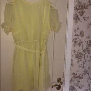 Gul klänning - Fin gul klänning som är för liten för mig. Finns inte kvar på hemsidan.