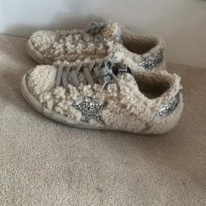 As coola golden goose super Star sneakers i fluff. Dom är i fint skick och nypris är 6300. Jag älskar älskar skorna och de är så unika. Inget tillbehör medföljer✨✨ pris kan diskuteras vid snabbt köp