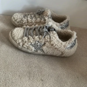Golden goose skor - As coola golden goose super Star sneakers i fluff. Dom är i fint skick och nypris är 6300. Jag älskar älskar skorna och de är så unika. Inget tillbehör medföljer✨✨ pris kan diskuteras vid snabbt köp