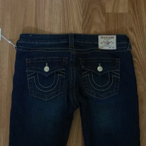 True religion jeans - Jätte snygga true religion jeans med extremt coola fickor, köpta här på Plick men prislappen är fortfarande kvar. Säljer pågrund av att dom är alldeles för stora för mig! 