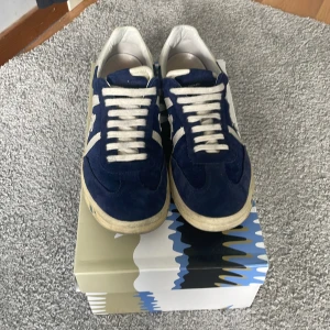 Premiata skor  - Tjena, tänker kanske sälja dessa feta premiata skor i st 40/uk6 skick: 8,7/10 Kan ta byta mot lanvin skor i st 39/40 Har allt tillbehör med skorna låda,brevet  allt och om ni är intresserade och köpa priset är 1900kr ( bara skriva vid intresse)