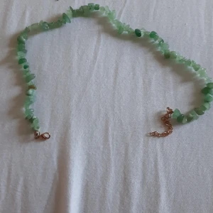 Halsband  - Grönt halsband. Passar till en sommar dag 