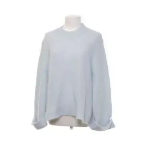 Stickad tröja i en så fin sommarblå färg. Lagom tjock till sena sommarkvällar, perfekt skick!! Köptes på sellpy för 550kr.