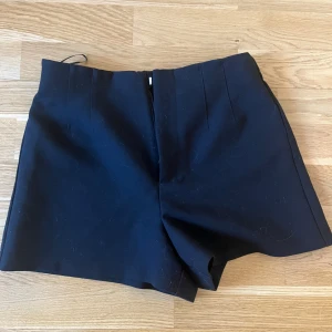 Kostym shorts  - Kostymshorts från zara som är för små. Som nya haft 1 gång. 220kr + frakt 