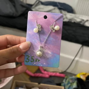 Halsband & Örhängen - Ett par örhängen med ett matchande halsband