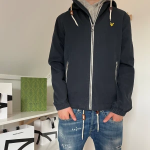 Lyle & scott fieldjacket - Tja säljer denna sjukt feta Lyle & scott jackan. Jackan är i storlek xs. Modellen på bilden är 170cm lång. Hör av er vid frågor mvh Viggo💯 (pris kan  diskuteras)
