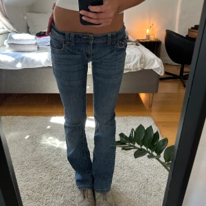 Lågmidjade jeans - Säljer dessa jeans då dem inte kommer till användning längre, är ca 166 cm lång💛