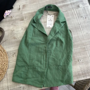 Topp ifrån zara - Jätte snygg topp ifrån zara med öppen rygg! Justerbar i ryggen så passar dem flesta. Perfekt för en utekväll! Prislapp fortfarande på. Älskar toppen men passar inte i färgen💔 nypris : 329kr