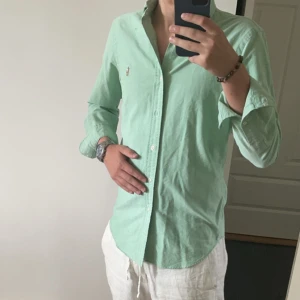 Ralph Lauren skjorta  - Hej, säljer nu denna riktigt fina Ralph Lauren skjorta som är i toppskick (9/10)  Storleken är Small och sitter tts :) Ifall intresse var vänlig att slå en pling i dm så löser vi en shysst deal 🥰