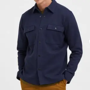 Säljer denna mörkblå Overshirt från Selected Homme i storlek S.  nypris 799