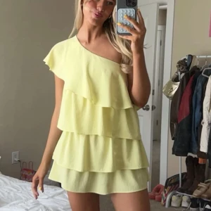 Zara klänning  - storlek M, liten i storlek så passar bättre S, den populära modellen, kan skicka nästa vecka, har semster nu, man kan trycka på “köp nu” eller swisha