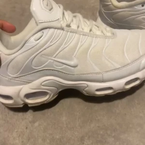 Vita vapormaxes  - Säljer mina vita vapormaxes. De är i storlek 41/42. Säljer bara i Växjö dock. 