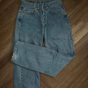 Levi’s jeans - Skit snygga, skit bra kvalite och skit sköna! Inga defekter! De är midrise och perfekt i längden för mig som är 170 ungefär!
