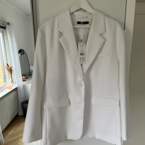Kavaj🤍✨ - En helt ny använd vit kavaj från Gina som har kvar sin prislapp, ny pris 699 kr.  Strl L och kavajen har även axelvaddar🌸  Vid frågor är det bara att skriva och priset kan diskuteras, köp gärna nu🫶🏻