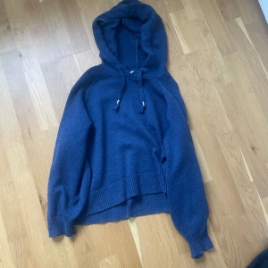 Stickad hoodie  - Jag säljer denna stickade hoodie eftersom den inte kommer till användning, tröjan är i bra skick och har inga hål eller fläckar. I tröjan står storlek M/L. Färgen syns bäst på sista bilden. Skriv gärna om du undrar något!❤️