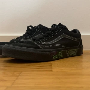 Vans - Säljer mina Vans old skool live at how blackout skor för att de inte används längre pga att de e är för små Som nya! Använda max 2 gånger!  