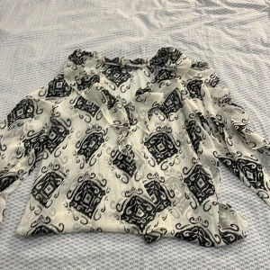 zara blus  - säljer den här jätte fina blusen från zara!! som inte kommer till användning och som bara är testad 1 gång!❤️🤗
