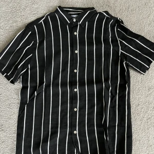 Zara tröja - Tjena, säljer min riktigt snygga zara tröja då den inte kommer till användning. Har inte använt tröjan så mycket då den varit förstor för mig. Storleken är M. Vid andra frågor eller funderingar så är det bara att höra av dig! 