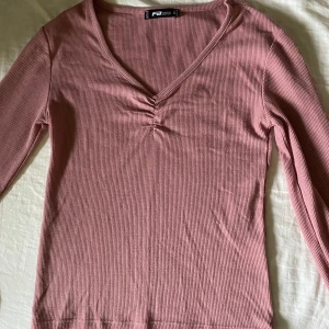 Rosa långärmad - En fin långärmad tröja med fin detalj och lite utringning! Super fint skick!!