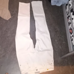  Vita jeans  - Hej sälja den vit jeans som är hell ny inte annvän den e från  Dressmann helt ny 
