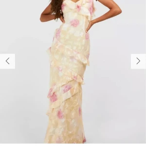 Bytes - !LÄS HELA TEXTEN! Har denna klänning från Boohoo helt ny med lappar i storlek 38 (lite för stor för mig). Undrar om någon har samma i storlek 36 och hade varit intresserad av ett byte? Fråga inte om jag är villig att sälja kan jag inte byta kommer jag sy om den.