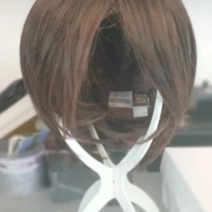 Syntetiskt peruk  - Syntetisk peruk.endast prövad. Köpt för över 6000 kr  Medföljer oöppnat shampoo, balsamvinäger och peruk ställning och borste