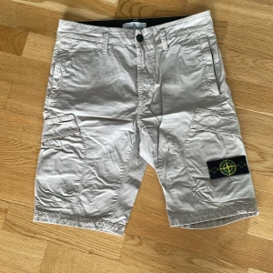 Shorts Stone Island - Barnshorts från StoneIsland i toppskick 