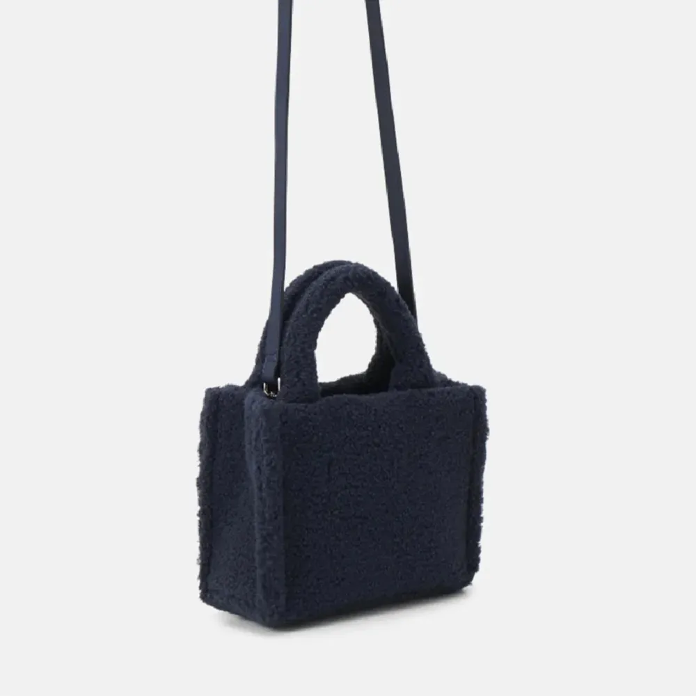 Säljer denna super snygga väskan som passar till allt🥰🥰🥰🥰 nypris 1195kr 💕pris kan diskuteras och skriv för fler bilder🩷bandet kommer oxå med💕. Laukut & Käsilaukut.