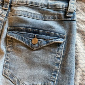 Low waist jeans  - Jeans från Gina köpta för 1 månad sedan. Jeans med bootcut. Använda 2 gånger. Helt nya nästan, jätte fina på och med fickorna. 