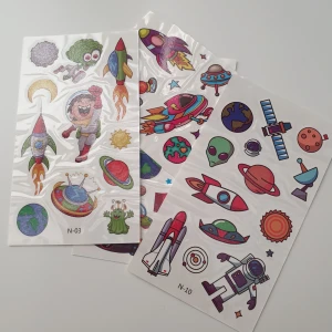 4st rymden tatueringar, nya  - Tatuering/tattoo  Motiv: astronaut, planet, rymdskepp, alien  Antal: 4st ark  Storlek: ca 6,7×12cm  Skick: nya/oanvända  Tillfälliga tatueringar du sätter på kroppen med hjälp av vatten 