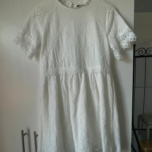 Vit klänning  - En supersöt vid klänning med fina detaljer från Missäy! Endast använd en gång på midsommarafton!💓