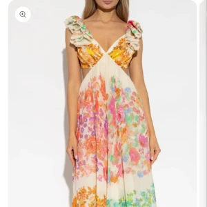 Klänning - Säljer denna fina klänning i storlek M då den inte kom till användning, köptes här på plick. Går att knyta där bak så passar det flesta storlekarna skulle jag säga 🥰