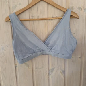 Amningbh, XL - Amnings-BH från Lindex i ekologisk bomull. Sparsamt använd, har fläckar vg och se bilder  Nytvättade och fräsch men försökte inte behandla fläckar  Postar inom 3 dagar efter köpet