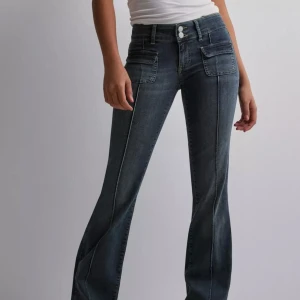 Nelly jeans  - Säljer mina low waist jeans från Nelly! Midjemått 33cm tvärs över, innerben 68 cm så passar dom som är lite kortare! Dom passar perfekt på mig (Jag är 160) 