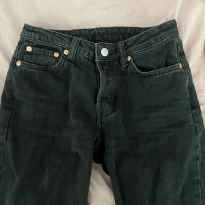 Weekday jeans - Försmå för mig så de är nästan aldrig använda, svarta raka jeans storlek Waist:24  Längd:30