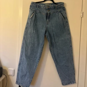 blåa jeans denim - materialet är 99% bomull och 1% elastan. inte använt mycket! för fler bilder eller några frågor skicka ett meddelande 💞 