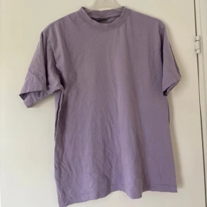 lila lavendel t-shirt - en basic essential! knappt använd! inga tydliga fläckar eller defekter ✨ för fler bilder eller några frågor skicka ett meddelande 🎀 materialet är 100% bomull