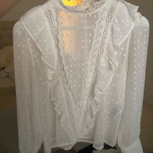 Vit sommarblus  - Säljer en jättefin vit blus som aldrig riktigt kommer till användning  💗