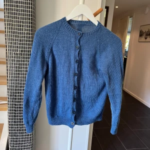 Stickad tröja  - Bra skick och använd någon gång. :)