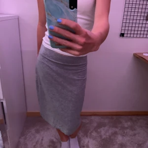 Grå tajt kjol - Grå kjol från lager 157. Storlek m men skulle säga att den passar xs-m  beroende på hur man vill att den ska sitta, jag på bilden har i vanliga fall xs💞💞