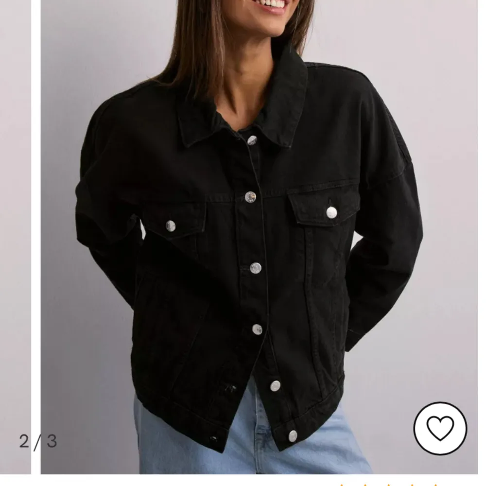 Jätte fin svart jeans jacka från Nelly, perfekt till sommarkvällar använd fåtal gånger säljer då den är lite liten . Jackor.