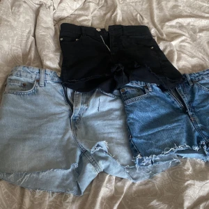 Jeans Shorts - Tre fina shorts men fel storlek. Dlm två blåa är från lager 157 i stolek S och dom svarta är från bikbok i storlek S. 250kr för alla men 90kr för ett par.